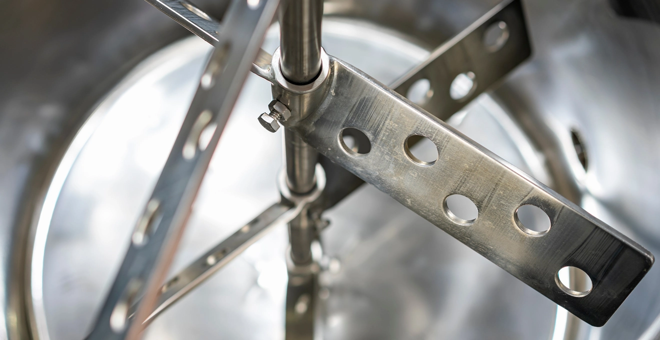 Cuve de pétrin en inox avec traces d'usure normale visibles